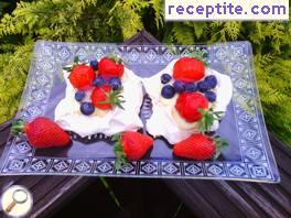 Pavlova with cream Chantilly * * Pavlova with cream Chantilly * *