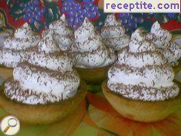Baskets with egg white cream
