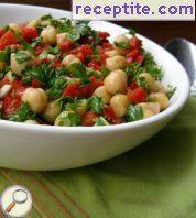 Salad with chickpeas and red peppers