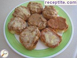 Sandwiches with tuna and onion