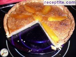 Tart with mango, almond cream and caramel topping