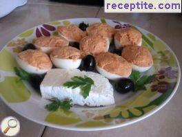 Boiled eggs with tuna and tomato paste