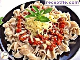 Pasta with mince and tomato sauce