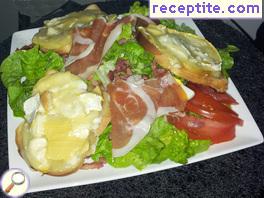 Salad with apples and prosciutto