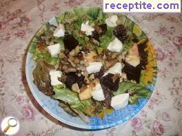 Green salad with beetroot and mozzarella