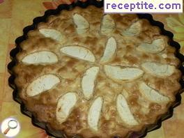 Apple pie with pine nuts and raisins