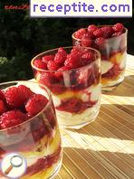 Cream with yogurt, fruit and chocolate