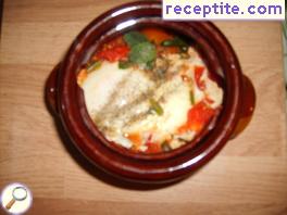 Veiled eggs with tomato sauce and garlic in pots