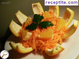 Salad with carrots, raisins and oranges