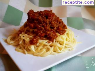 Spaghetti with minced meat and tomato chutney