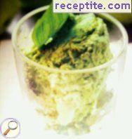 Ice cream with kiwi and pistachio