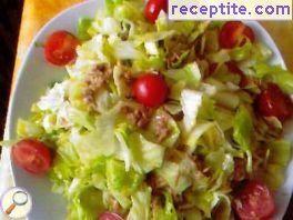 Iceberg salad with tuna and cherry tomatoes