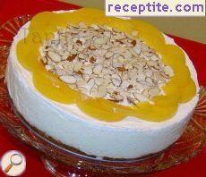Cheesecake with peaches and yogurt