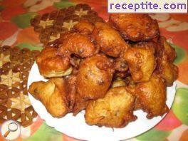 Fritters with raisins and honey sauce
