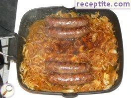 Sausage with onions in a pan (Bratwurst in zwiebel)