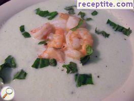 Cream soup of cucumber and shrimp