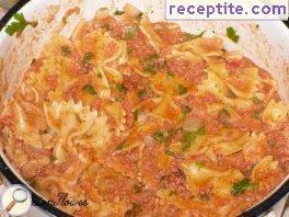 Farfalle with tomato sauce and minced meat