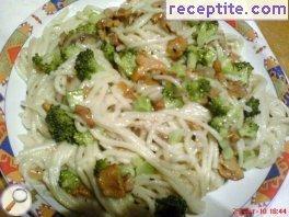 Spaghetti with broccoli and chanterelle