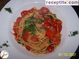 Spaghetti with arugula and tomatoes