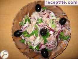 Salad with smoked mackerel and onion