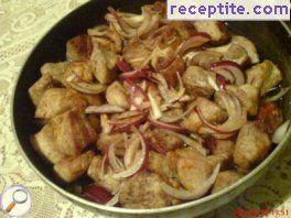 Pork cracklings with onion
