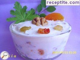 Dried fruit with yogurt and honey