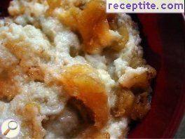 Semolina porridge with dried fruit