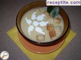 Vegetable soup with croutons and cream