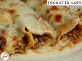Cannelloni with mince sauce and two