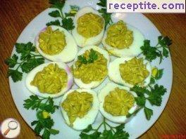 Stuffed eggs with spicy sauce