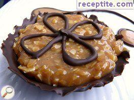 Chocolate baskets with fine caramel cream