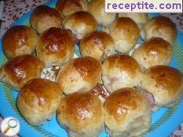 Balls of minced meat in puff pastry