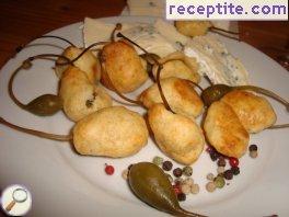 Pears from savory shortbread with capers Pears from savory shortbread with capers