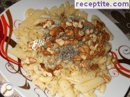 Noodles with walnuts and poppy