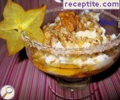 Strained yogurt with honey and walnuts