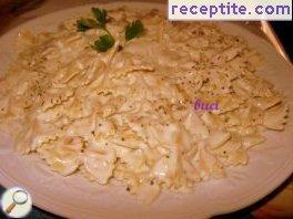 Farfalle in cheese sauce