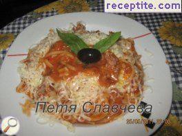 Spaghetti with minced meat and olives