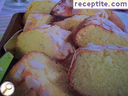 Sponge cake with honey and almonds