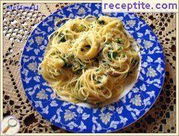 Spaghetti with garlic and parsley