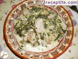 Pork with spinach and cream to the pan