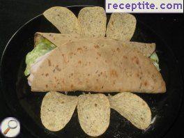Turn sandwich with avocado and ham