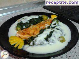 Hake with spinach and white sauce