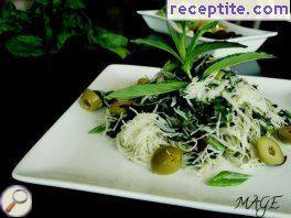 Rice noodles with spinach and pesto