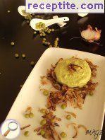 Puree peas on a bed of caramelized onions Puree peas on a bed of caramelized onions