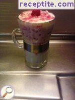 Raspberry cream with yogurt and whipped cream
