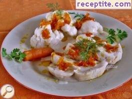 Chicken with a side dish of cauliflower and carrots Chicken with a side dish of cauliflower and carrots