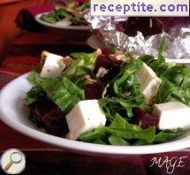 Green salad with beets, walnuts and melted cheese