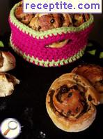 Bread with dried tomatoes and onion