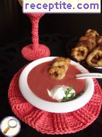 Beetroot soup with onion rings