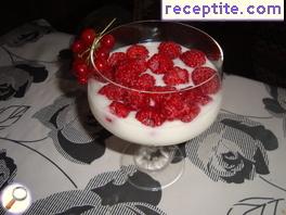 Mousse with raspberries and yogurt